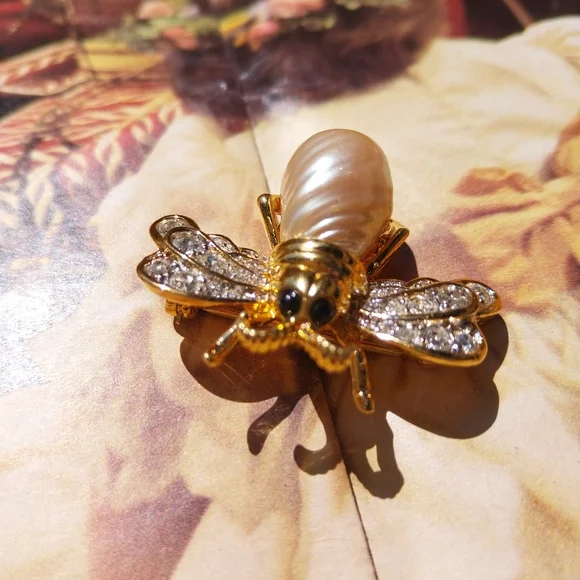 D Orlan  Brooch with Sparkling Stones - Picture 2 of 10